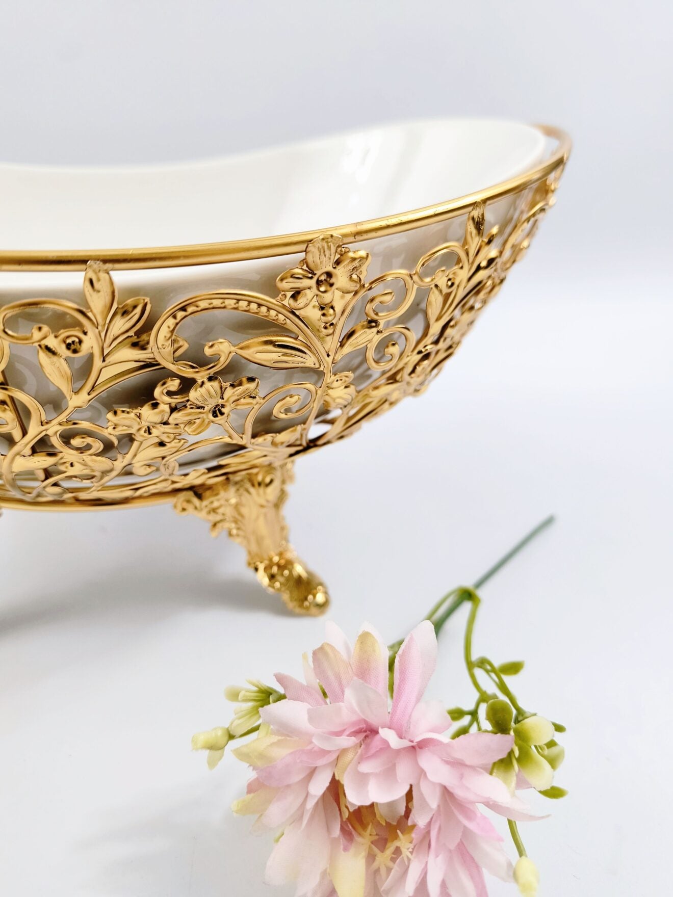 Plat de présentation ovale en porcelaine et métal doré - Élégance royale pour vos fruits et gâteaux