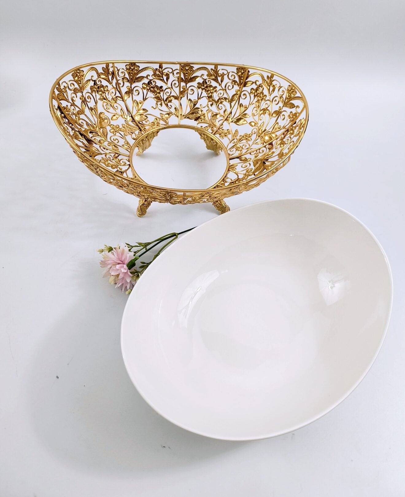 Plat de présentation ovale en porcelaine et métal doré - Élégance royale pour vos fruits et gâteaux
