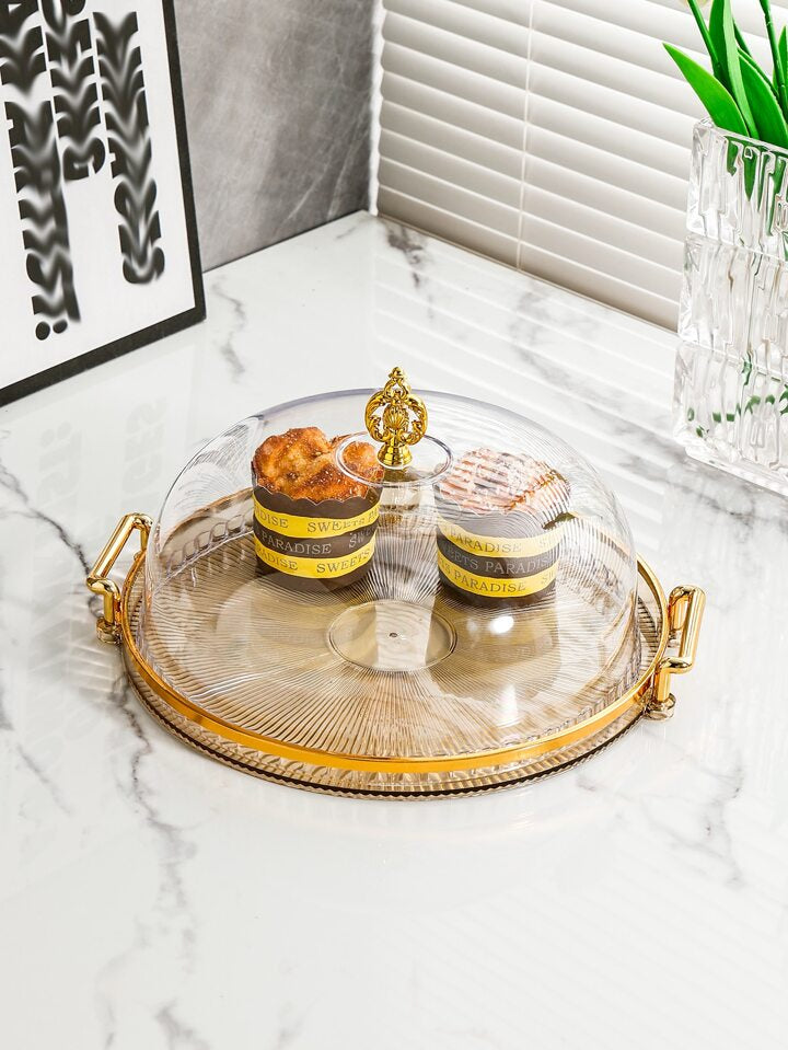 Plateau à gâteau doré avec cloche de protection