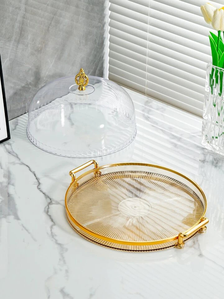 Plateau à gâteau doré avec cloche de protection