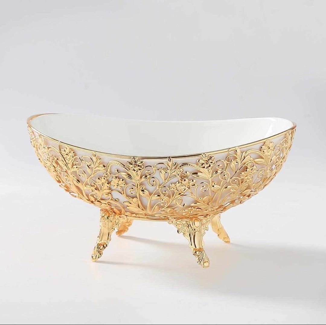 Plat de présentation ovale en porcelaine et métal doré - Élégance royale pour vos fruits et gâteaux