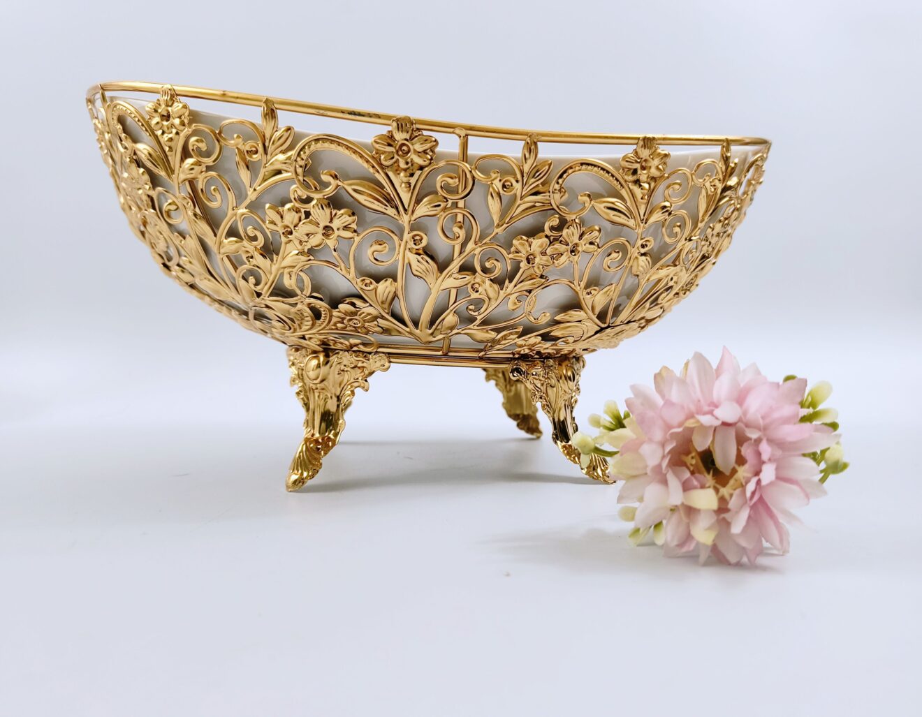 Plat de présentation ovale en porcelaine et métal doré - Élégance royale pour vos fruits et gâteaux
