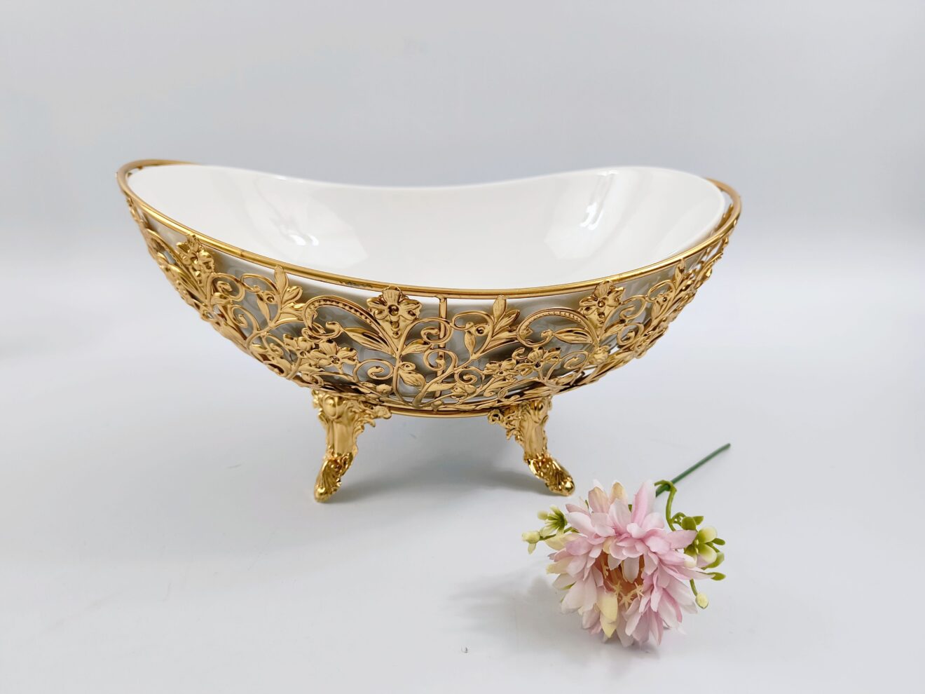 Plat de présentation ovale en porcelaine et métal doré - Élégance royale pour vos fruits et gâteaux