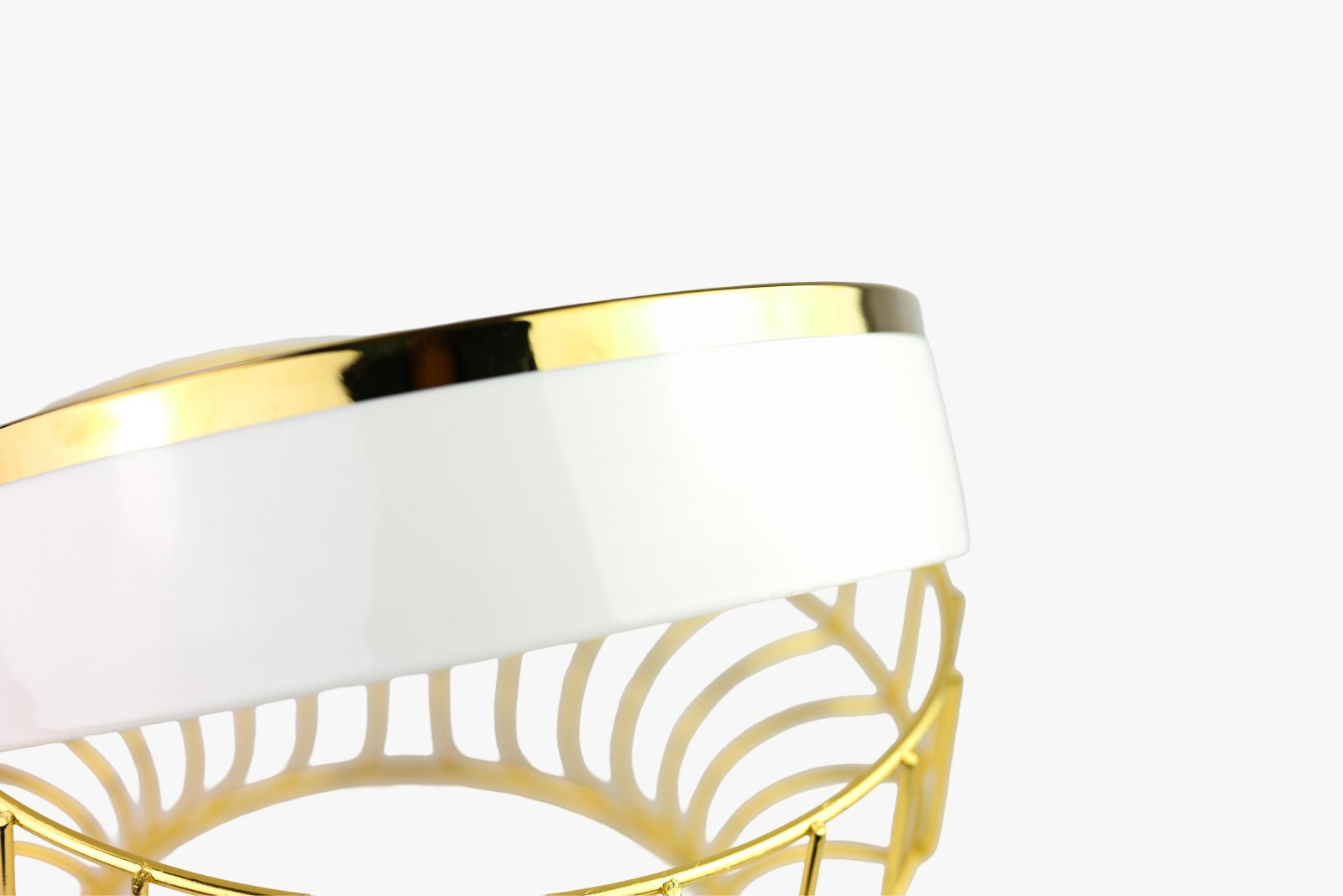 Plateau en porcelaine blanche avec cadre en fil