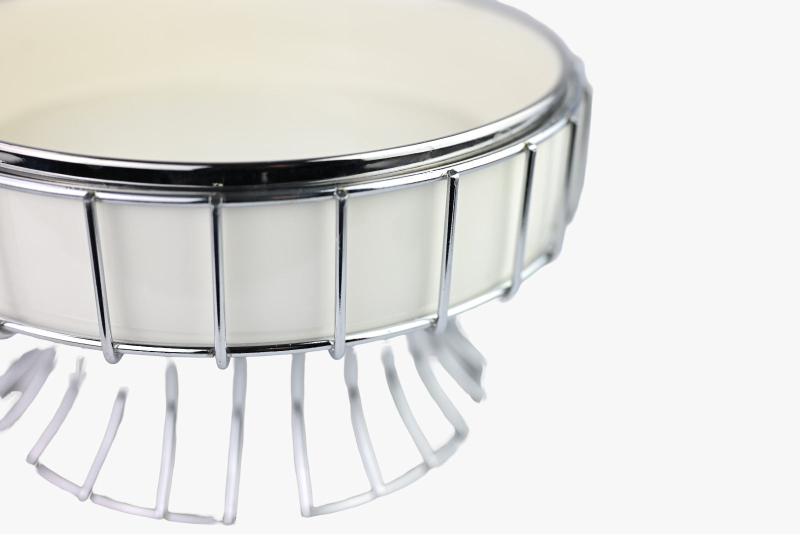 Plateau en porcelaine blanche avec cadre en fil