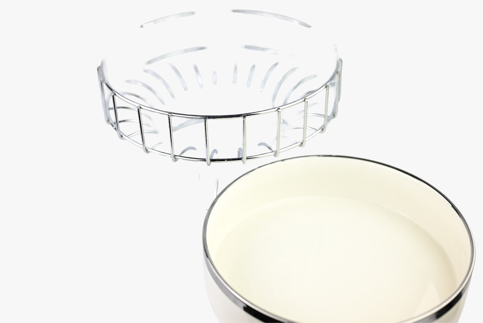 Plateau en porcelaine blanche avec cadre en fil