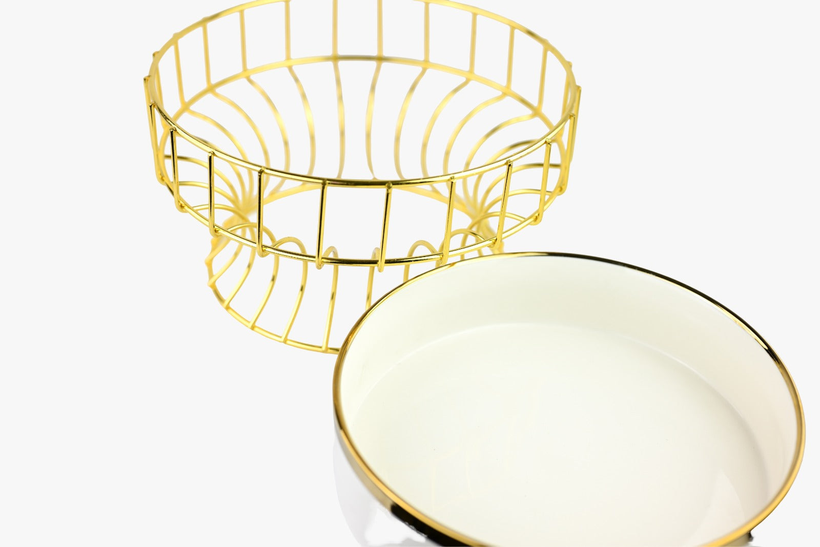 Plateau en porcelaine blanche avec cadre en fil doré
