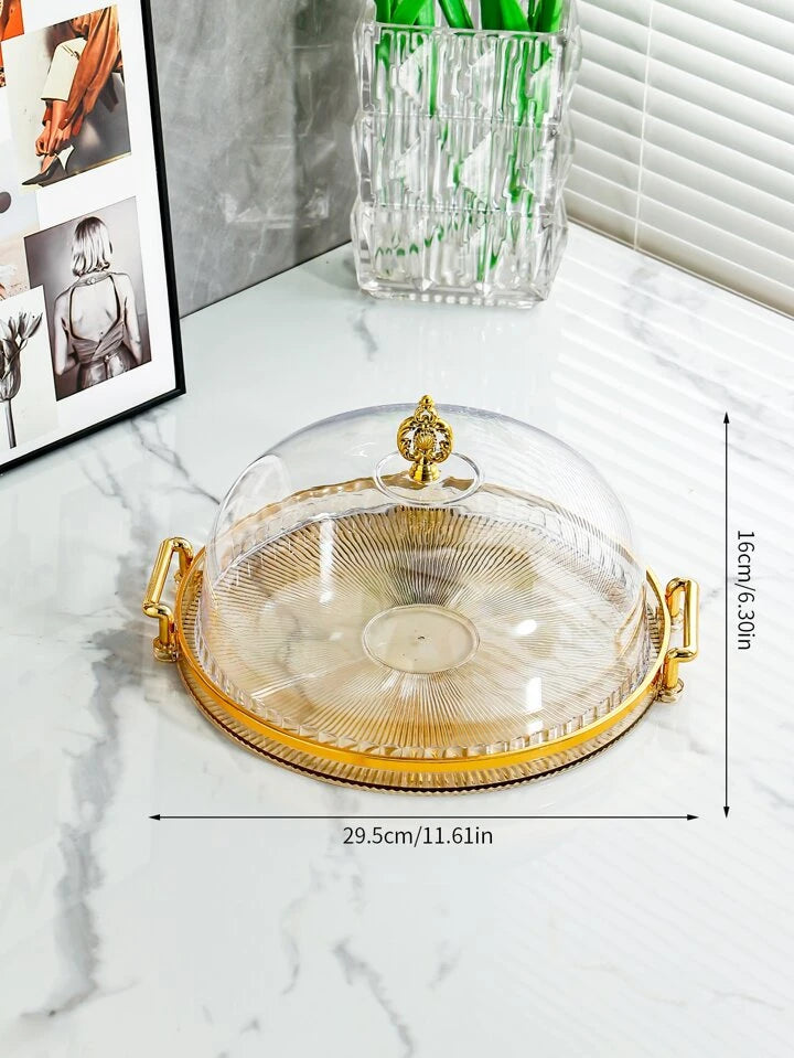 Plateau à gâteau doré avec cloche de protection